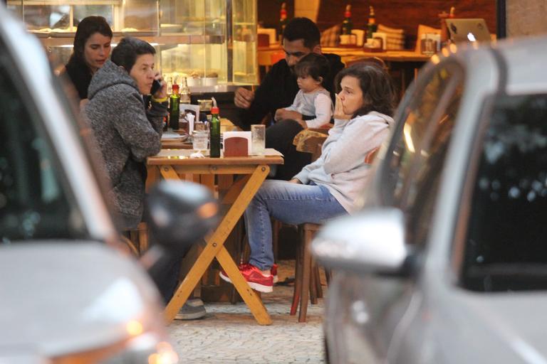 Claudia Rodrigues é flagrada em restaurante no Rio de Janeiro