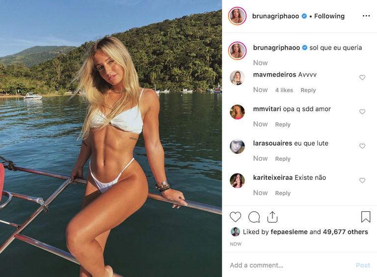 Bruna Griphao exibe corpão em foto de biquíni