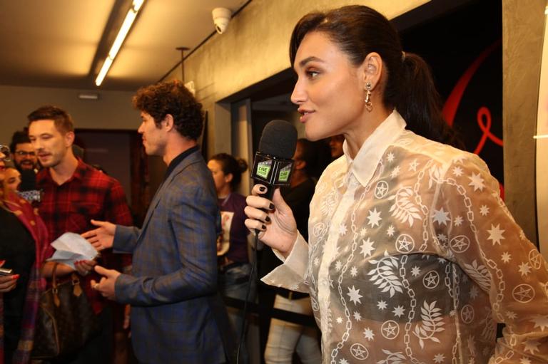 José Loreto e Débora Nascimento vão ao mesmo evento em SP