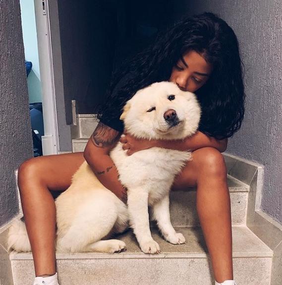 Ludmilla com seu cachorro Pietro