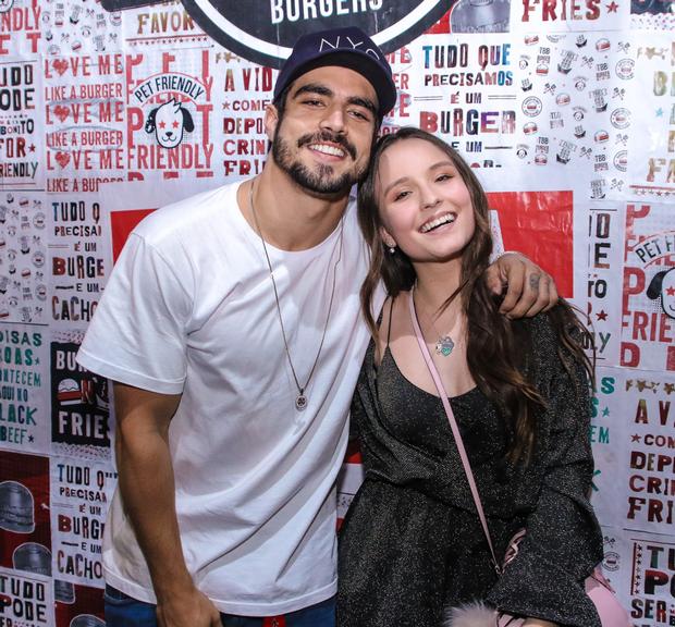 Caio Castro e Larissa Manoela em inauguração de hamburgueria em SP