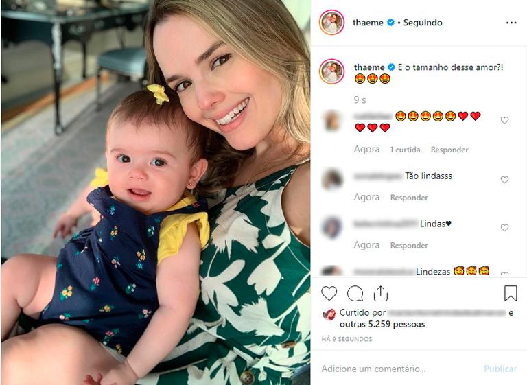 Thaeme posa com Liz e destaca tamanho da bebê