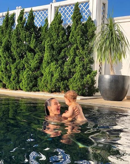 Isis Valverde e Rael na piscina