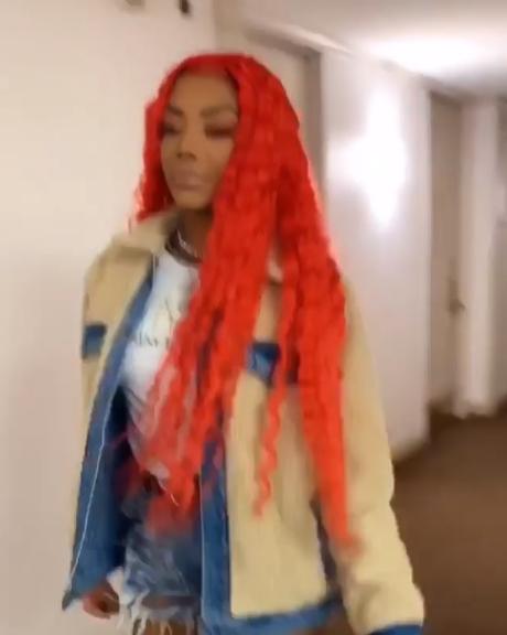 Ludmilla de cabelo vermelho