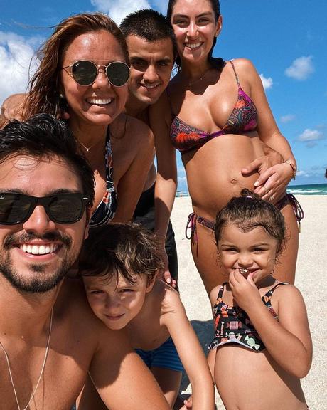 Rodrigo Simas curte férias com a família