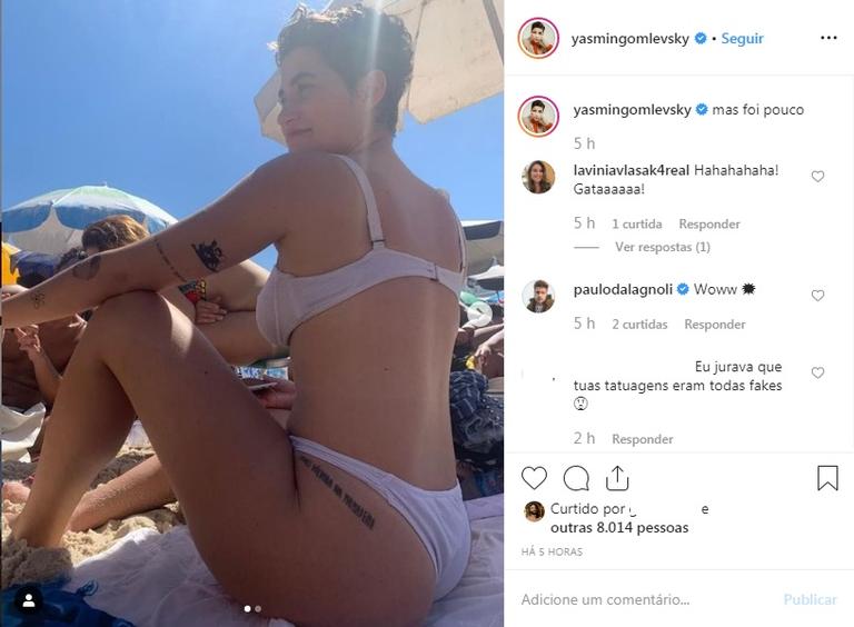 Yasmin Gomlevsky posa de biquíni