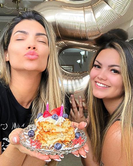 Kelly Key comemora os 19 anos de Suzanna Freitas