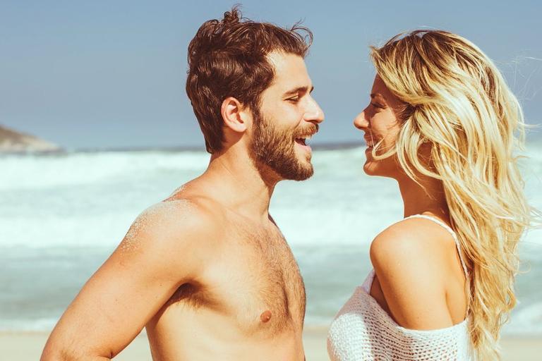 Bruno Gagliasso e Giovanna Ewbank em clique raro na praia