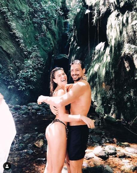 Cauã Reymond e Mariana Goldfarb em cachoeira