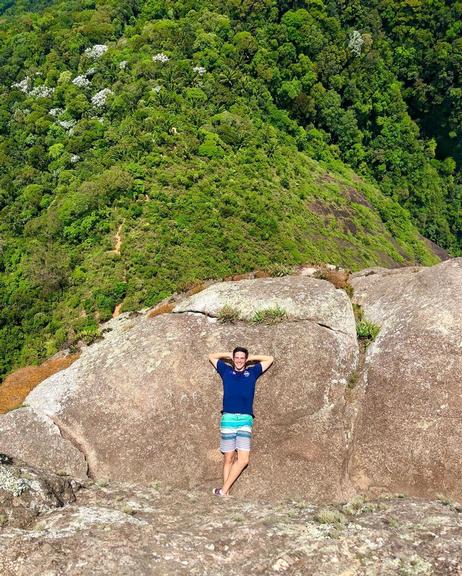 Mateus Solano se arrisca para tirar fotos no Rio