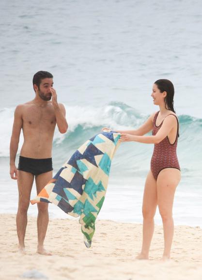 Nathalia Dill surge com maiô estiloso em dia de praia no Rio de Janeiro