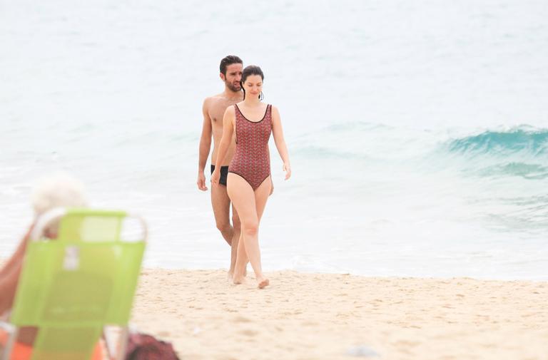 Nathalia Dill surge com maiô estiloso em dia de praia no Rio de Janeiro