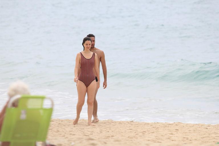 Nathalia Dill surge com maiô estiloso em dia de praia no Rio de Janeiro