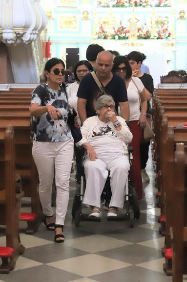 Hilda Rebello, mãe de Jorge Fernando, vai à missa de sétimo dia