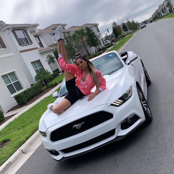 Lexa posa plena em cima de carro de luxo e se diverte