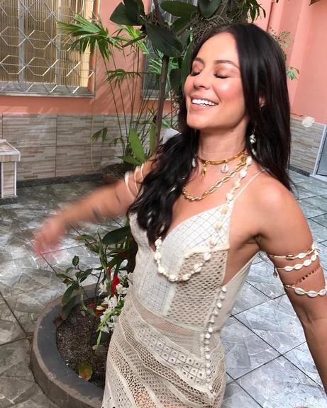 Paolla Oliveira arrasa com vestido transparente