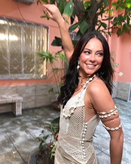 Paolla Oliveira arrasa com vestido transparente