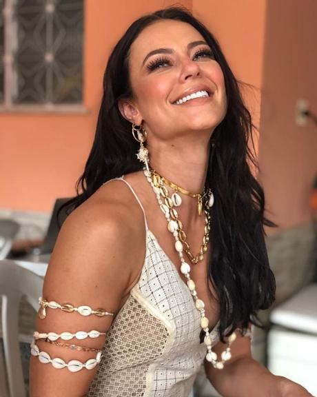 Paolla Oliveira posa com vestido transparente