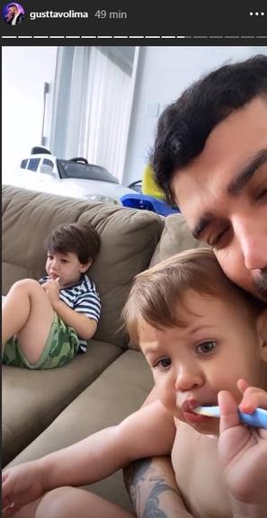 Gusttavo Lima se diverte com os filhos, Gabriel e Samuel