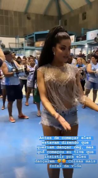 Aline Riscado causa e samba muito com bermudinha jeans