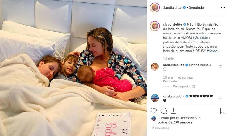 Claudia Leitte posa com os três herdeiros na cama em momento de puro chamego 