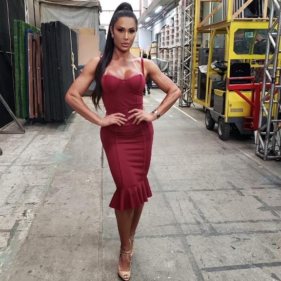 Gracyanne Barbosa surge poderosa com vestido justíssimo