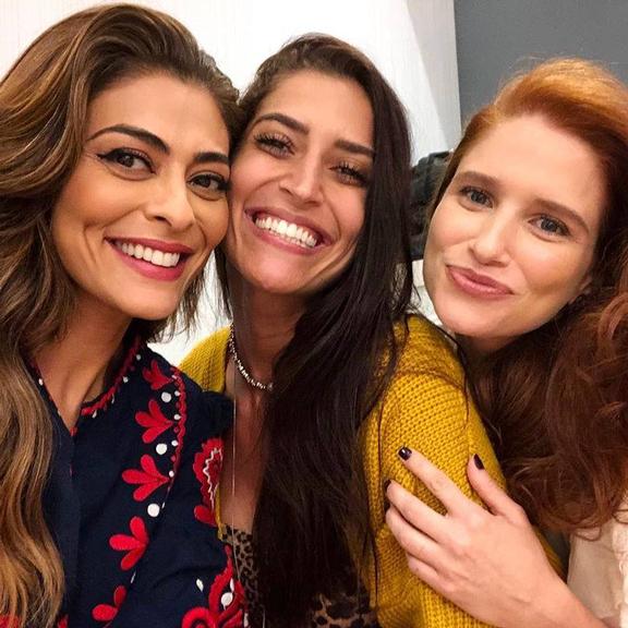 Maria Joana posa ao lado das atrizes, Julia Lund e Juliana Paes