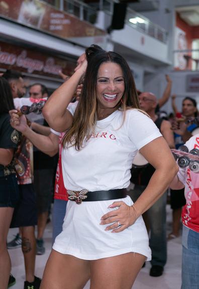 Viviane Araújo ostenta as pernas perfeitas em ensaio para o carnaval