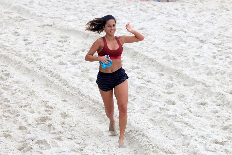 Carol Barcellos na praia