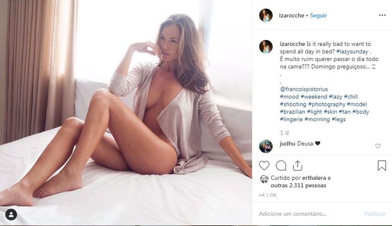 Iza Rocche, irmã de Ellen Roche, praticamente nua