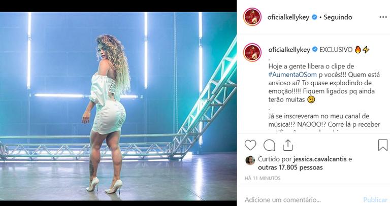 Kelly Key surpreende ao surgir com o cabelo cacheado