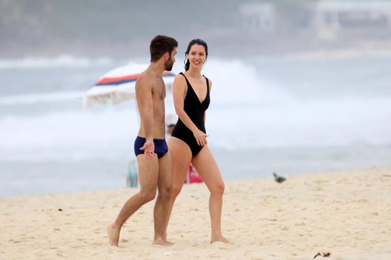 Nathalia Dill curte dia na praia com um amigo