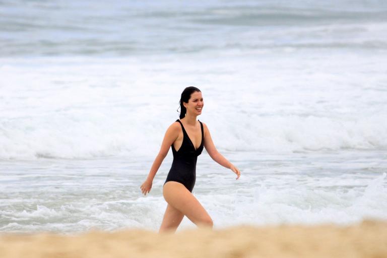 Nathalia Dill curte dia na praia com um amigo