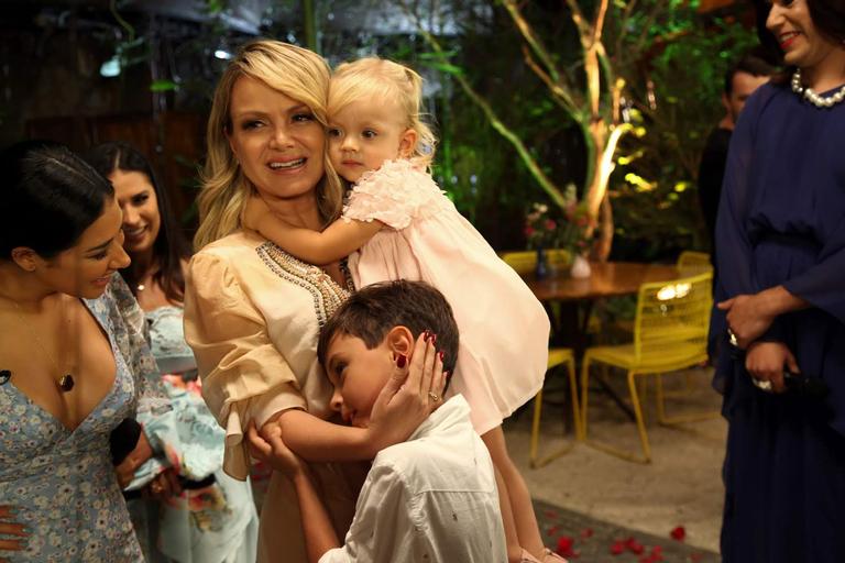 Filhos de Eliana roubam a cena em gravação do aniversário dela