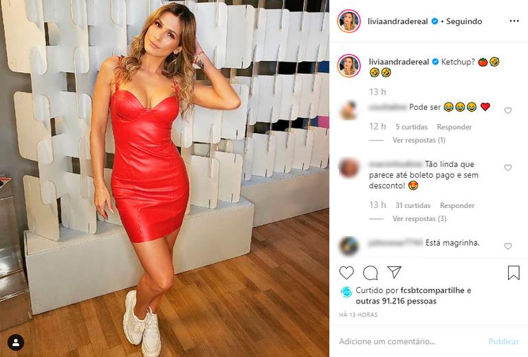 Lívia Andrade com vestidinho vermelho colado