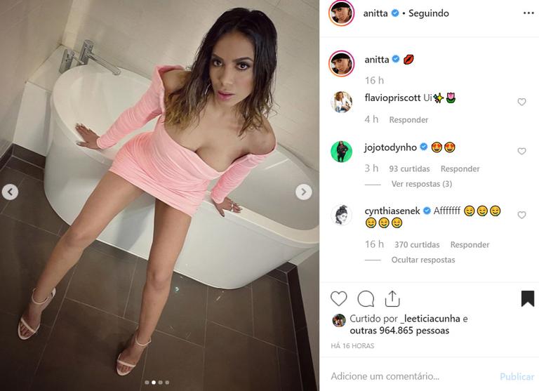 Anitta seduz com decote no limite e vestido curtíssimo