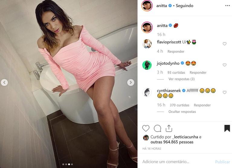 Anitta seduz com decote no limite e vestido curtíssimo