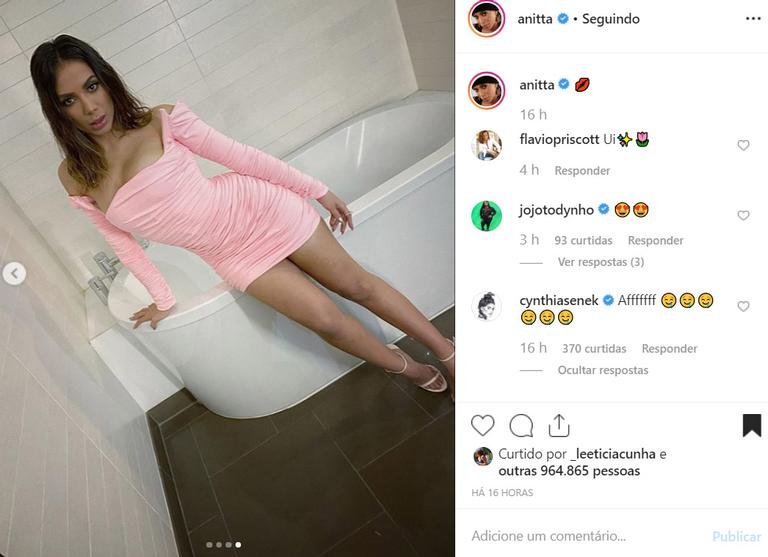 Anitta seduz com decote no limite e vestido curtíssimo