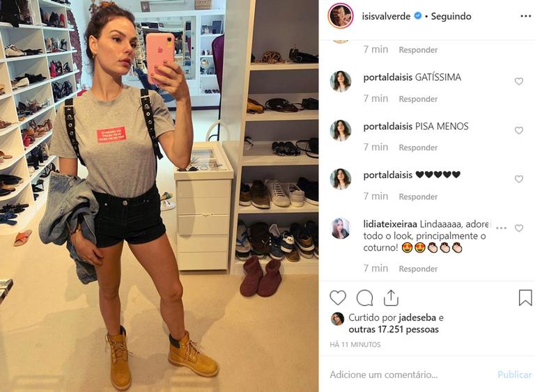 Isis Valverde ostenta pernas perfeitas ao usar look curtinho