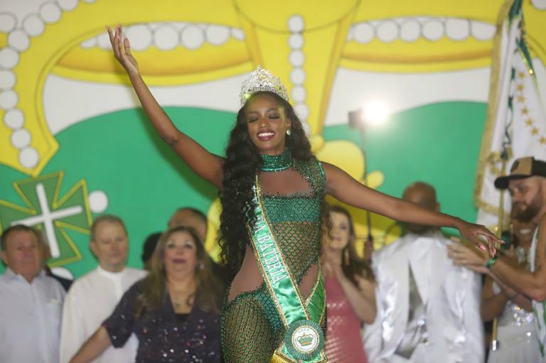 Iza é coroada Rainha de Bateria da Imperatriz Leopoldinense