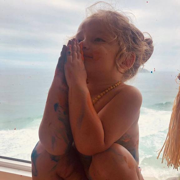 Yanna Lavigne se derrete de amores ao ver a filha orando