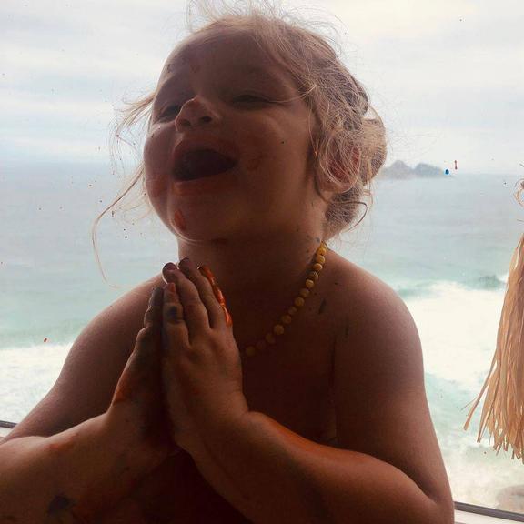 Yanna Lavigne se derrete de amores ao ver a filha orando