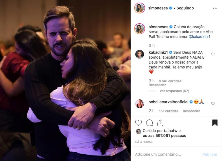 Simone comove ao surgir abraçada com o marido durante oração