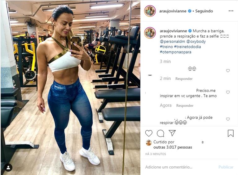 Viviane Araujo mostra corpão