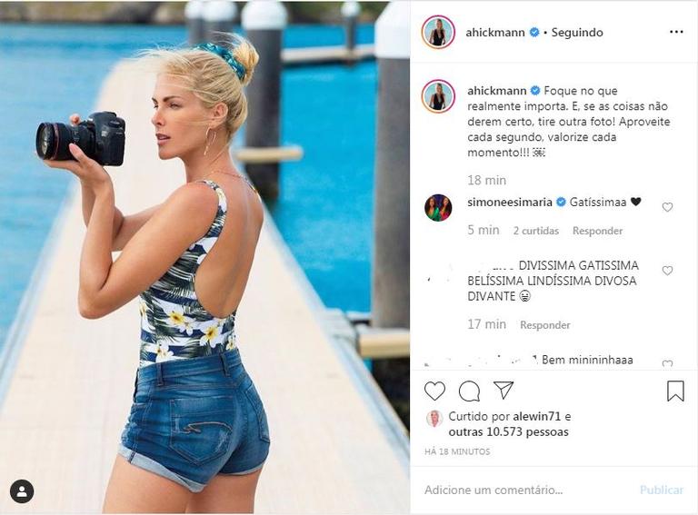 Ana Hickmann posa de shortinho