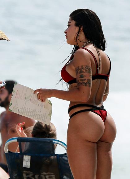 Aline Riscado ostenta corpão com biquíni fio-dental em dia na praia