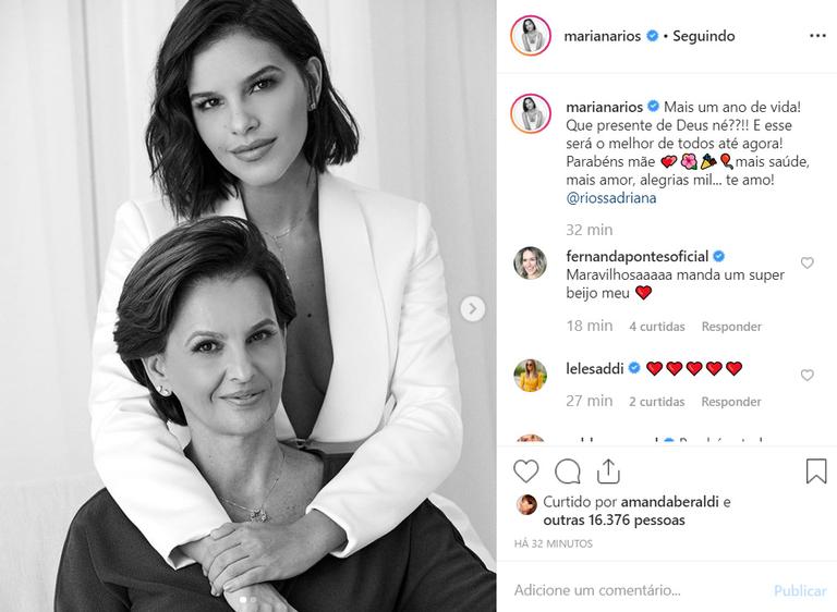 Beleza da mãe da atriz rouba a cena em fotos com a filha em rara aparição juntas