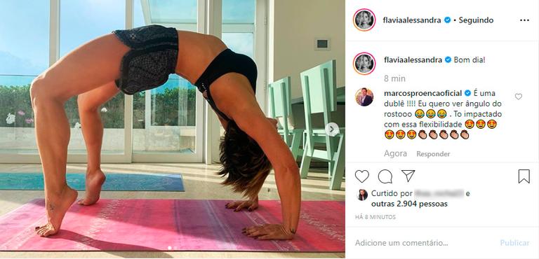 Flávia Alessandra em pose ousada