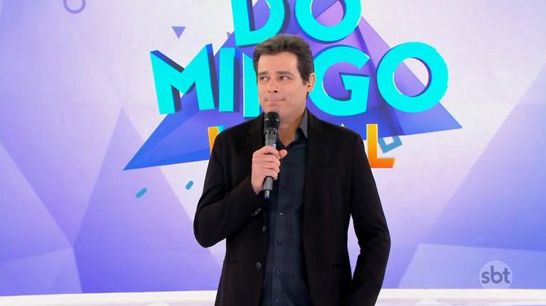 Celso Portiolli surge emocionado ao comandar homenagem para Gugu no Domingo Legal