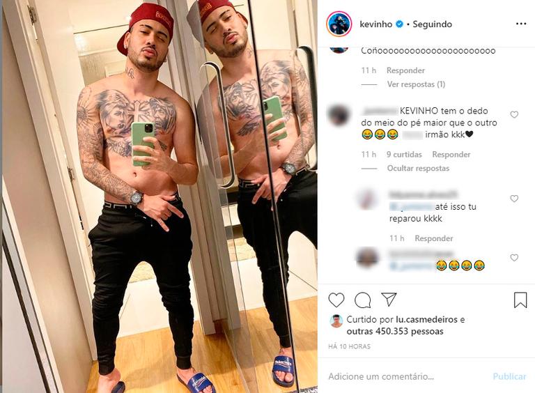 Kevinho aparece com volume na calça